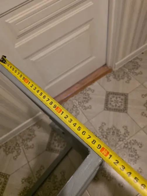 Сұр элементтің бетінде ұзындықты көрсететін өлшеу таспасы