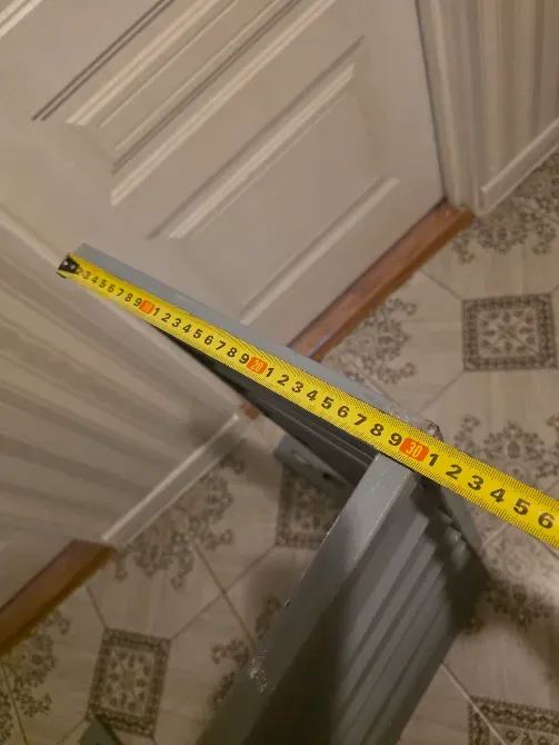 Сұр элементтің шетінде көлденеңдікті көрсететін өлшеу таспасы