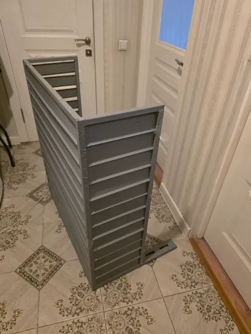 Сұр металл элементі қабырғалармен, ішінде орналасқан