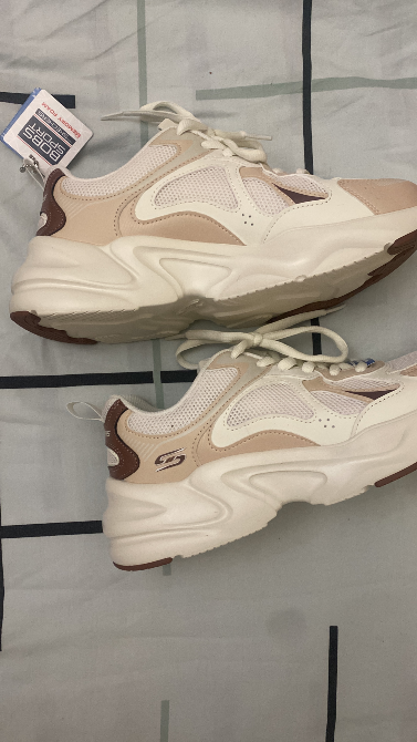 Светлые кроссовки Skechers с коричневыми элементтерімен