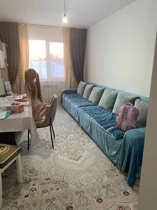 жұмсақ диван мен үстелмен жайлы қонақ бөлме