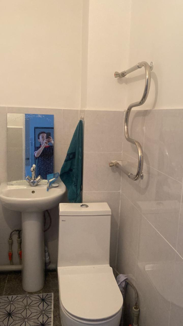 унитаз және жуғышпен ванна бөлмесі