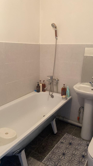 ванна және жуғышпен ванна бөлмесі