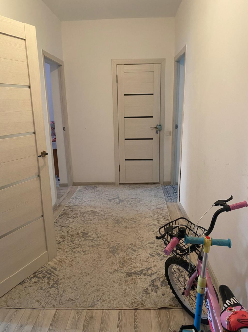 балалар велосипеді бар есіктері бар дәліз