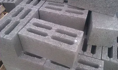 Складированные строительные блоки из бетона