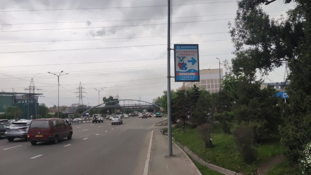 Автомагистральдағы көрсеткішпен жарнамалық баннер