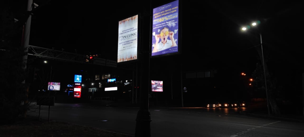 Жарықпен безендірілген жол қиылыстарындағы жарнамалық билбордтар