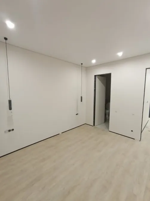 Кең орын висячие жарықтармен және кіреберістегі есікпен