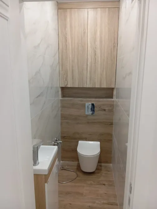 Ыңғайлы дәретхана ағаш элементтерімен және заманауи finishing материалдарымен