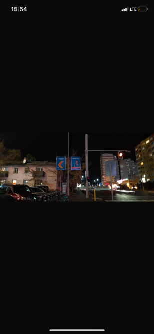 кроссroadтағы бағыт көрсеткіштерімен белгі