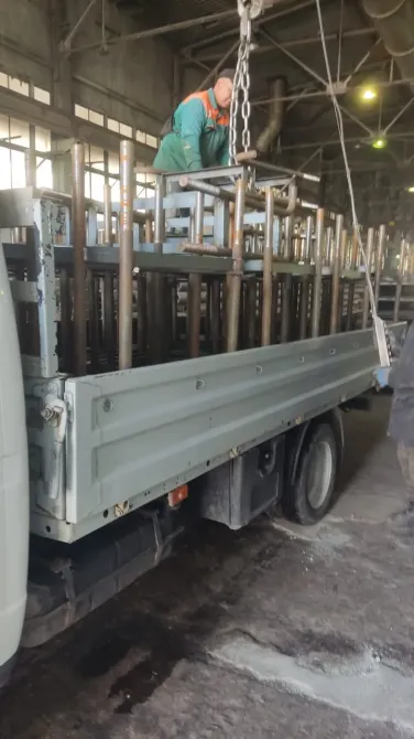 работник загружает поддоны в грузовик