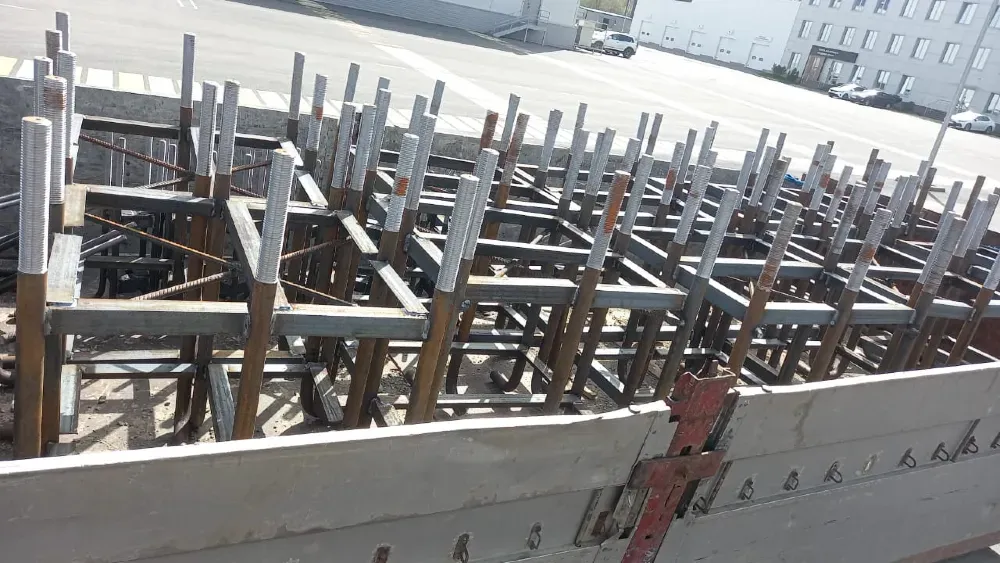 поддоны на грузовике на стоянке