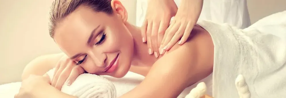 Массаж в спа-салоне, расслабленная женщина на массажном столе, ухаживающие руки массажиста