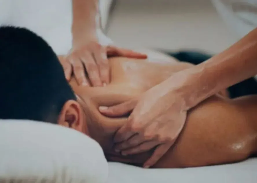 Массаж спины с применением масла