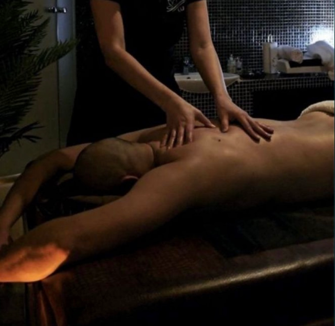 Массажная процедура в спа-салоне, расслабляющий массаж спины, освежающая атмосфера