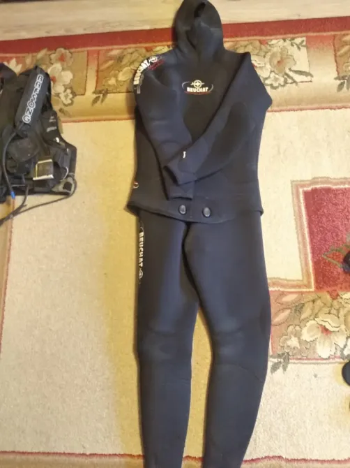 Суға сүңгу үшін су өткізбейтін костюм және капюшон