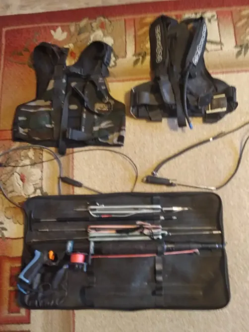 Суға сүңгу үшін қажетті құрал-жабдықтар: суға сүңгушілерге арналған костюм мен мылтық