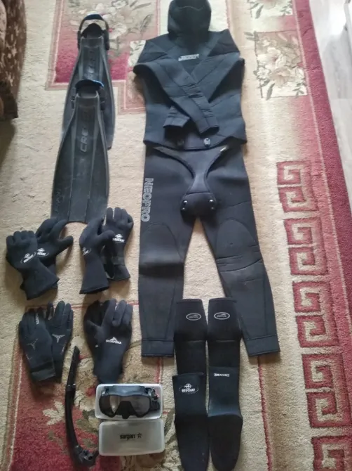 Суға сүңгу комплекстік жабдықтары, соның ішінде костюм, ласты, қолғаптар және маска