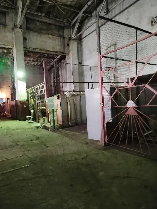 Тастанды бөлмеде торлы қоршау мен құрылыс материалдары бар өту