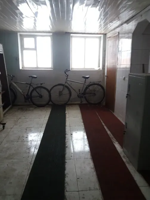 Велосипедтер мен кілемдер орналасқан бөлме