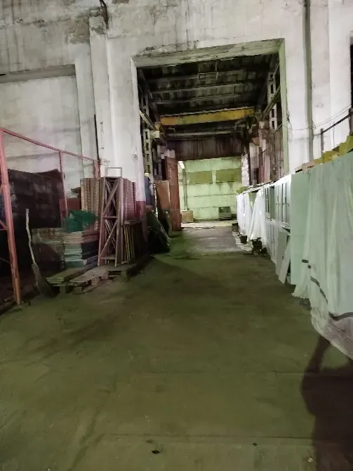 Тар дәліз, жабық металл конструкцияларымен және жарық жүйесімен