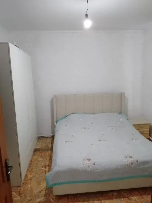 спальня с кроватью и шкафом