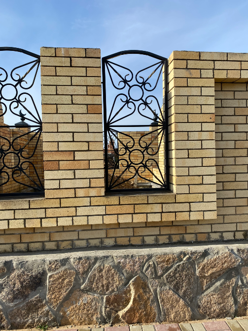 Кирпичтен жасалған қабырға сәндік металл торымен