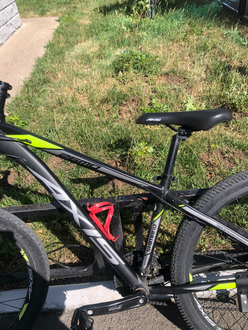 қара рамалы велосипед және сары-жасыл акценттерімен шөптің фонында