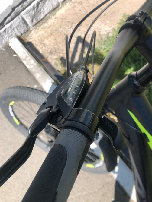 велосипедтің тежегіш тұтқасы дөңгелектің фонында