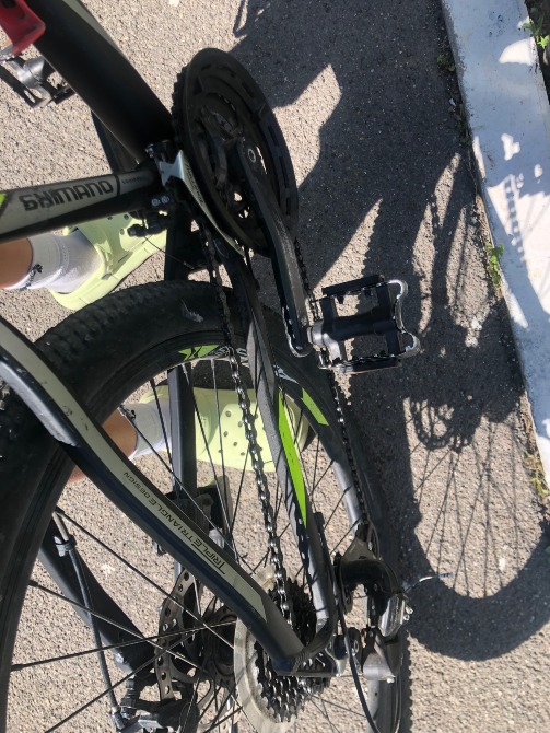 педальдары мен тізбегімен велосипедтің артқы жағына қарау