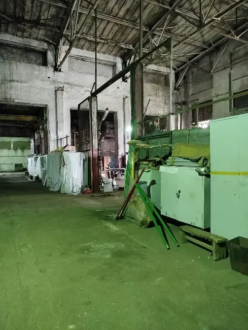 Промышленное помещение с оборудованием и тканями