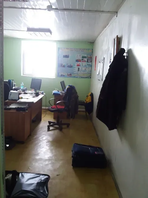 Офисное помещение с рабочим местом и информационными стендами