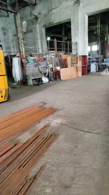 Площадка внутри промышленного здания со строительными материалами