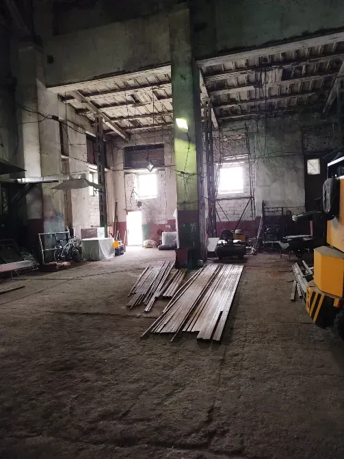 Интерьер склада с деревянными досками на полу