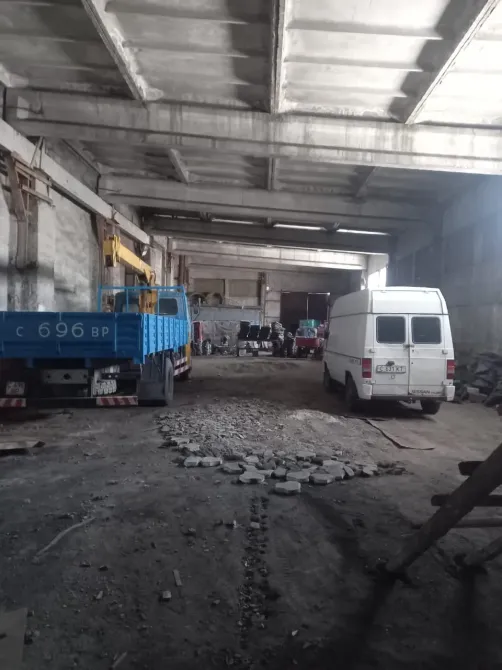 Помещение с грузовиками и недостроенными зонтиками