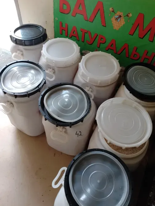 Группа контейнеров с медом и другими продуктами на полке