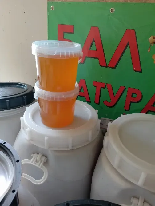 Контейнеры с медом на стеллаже