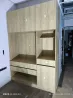 Жеңіл ағаштан жасалған ашық полкаларын және шығарып алуға арналған жәшіктері бар шкаф