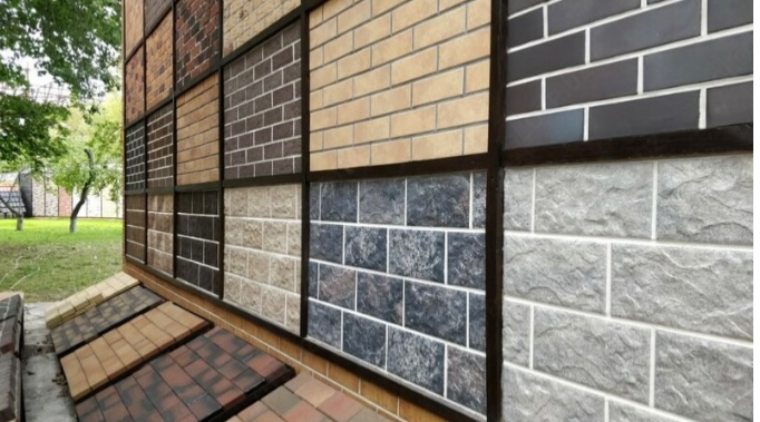 Стена с различными образцами фасадного кирпича и текстурных камней