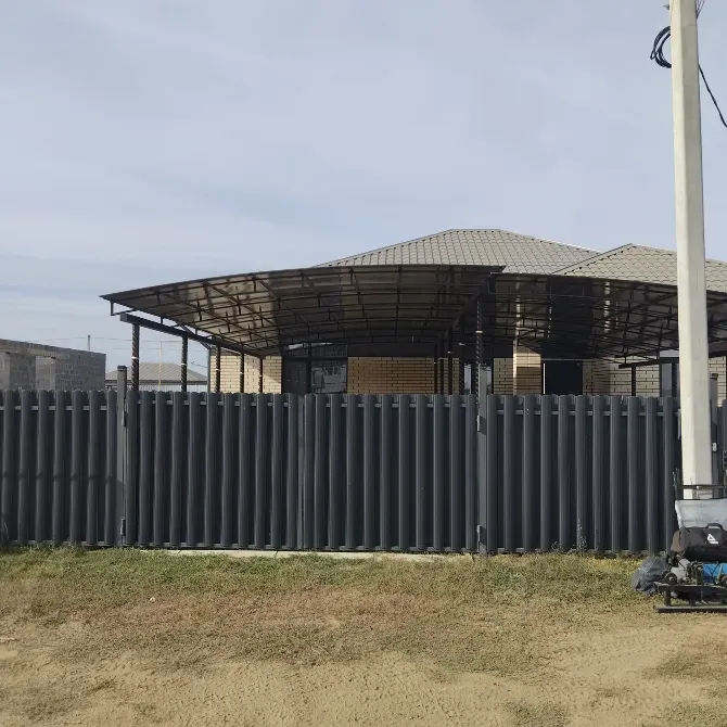 Үйдің жанындағы қоршалған арқады конструкциясының навесі