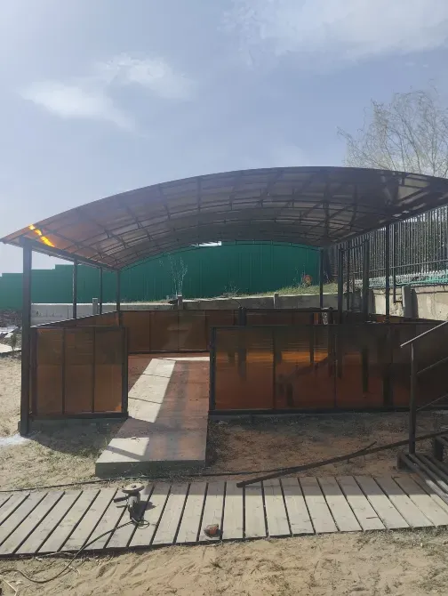 Ағаш жолмен жабылған жабық навес астындағы ашық алаң