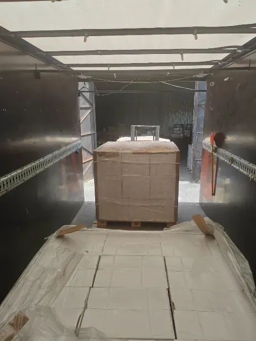 Жүк көлігінің еденінде ағаш паллет