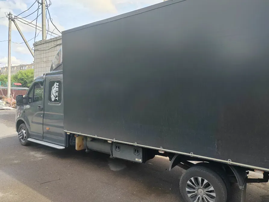 Қара платформадағы жүк көлігі көшеде