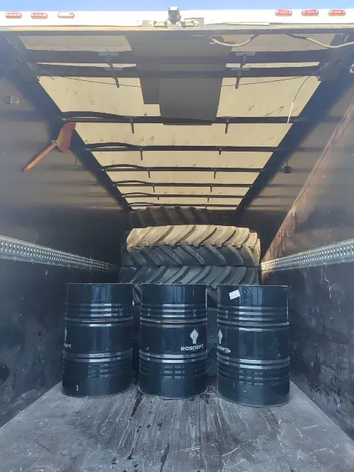 Жүк көлігінде қара бөшкелер бар