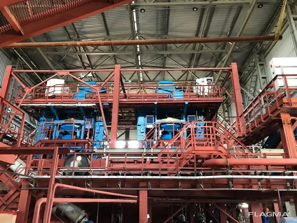 Современные машины и оборудование в промышленном цехе