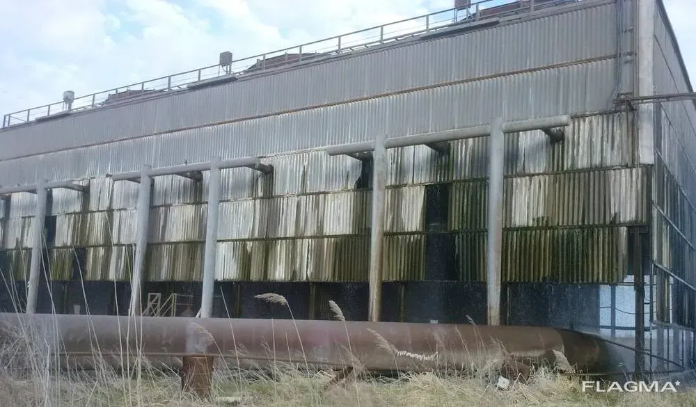 Заброшенное промышленное здание с трубопроводами и стеклянными стенами