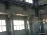 Өнеркәсіптік ғимараттың үлкен терезелері мен металл құрылымдары бар көрінісі