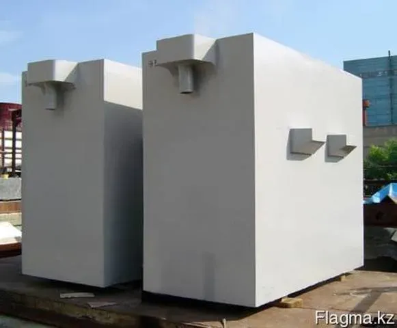 Промышленное оборудование на складе, белые блоки