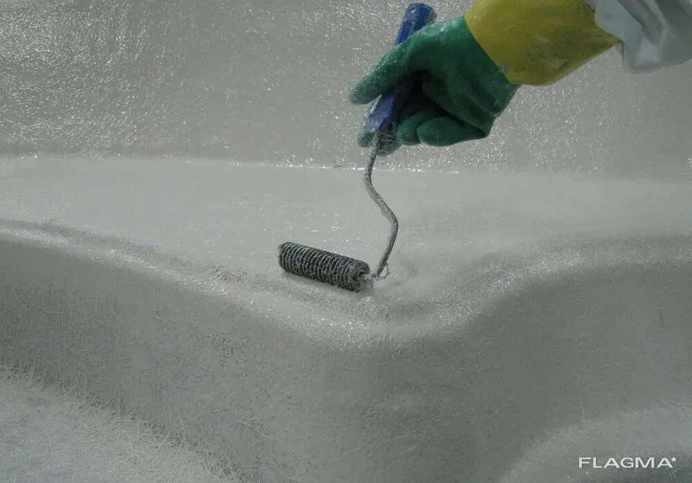 Изображение руки, окрашивающей поверхность с помощью валика