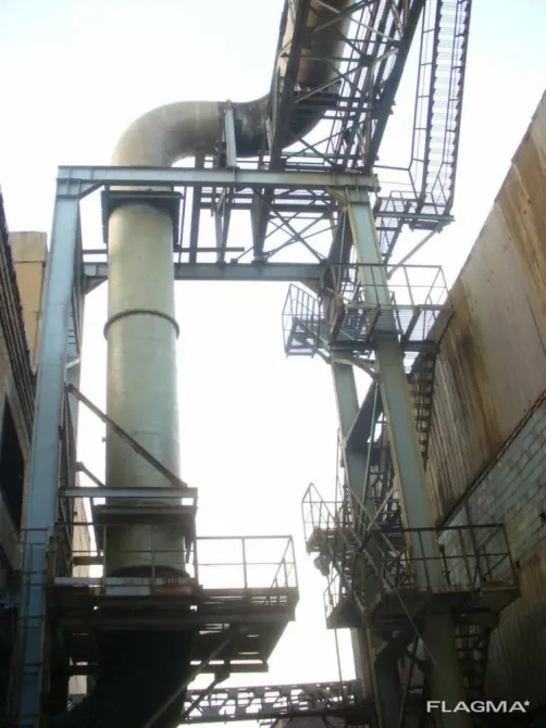 Изображение промышленной трубы и лестниц на заводе